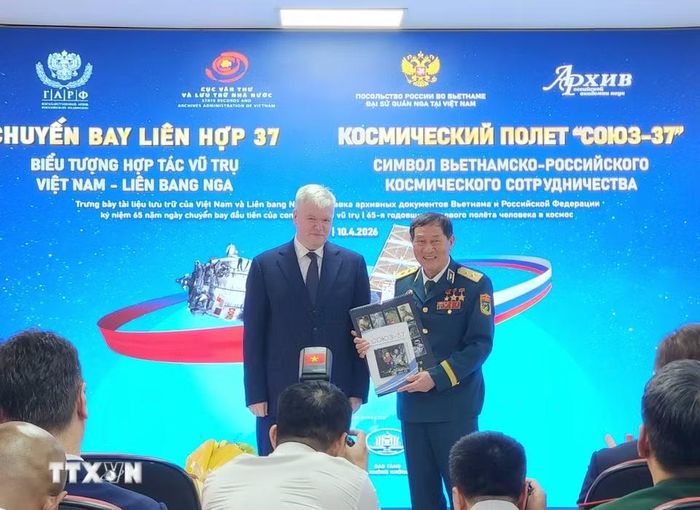 Ông Efimenko Andrey Ruslanovich, Cơ quan Lưu trữ Liên bang Nga tặng sách về Chuyến bay Liên hợp 37 cho Trung tướng, Anh hùng Lực lượng vũ trang nhân dân Phạm Tuân ( tháng 4/2026). (Ảnh: Chu Thanh Vân/TTXVN)