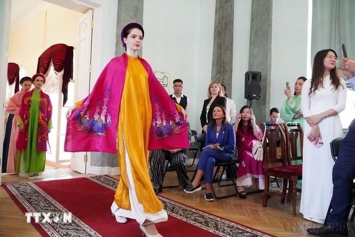 Các cô gái Nga trình diễn áo dài tại sự kiện khai trương Trung tâm Văn hóa Nga-Việt đầu tiên ở Saint Petersburg, "thủ đô phương Bắc" của nước Nga (tháng 7/2025). (Ảnh: Tâm Hằng/TTXVN)