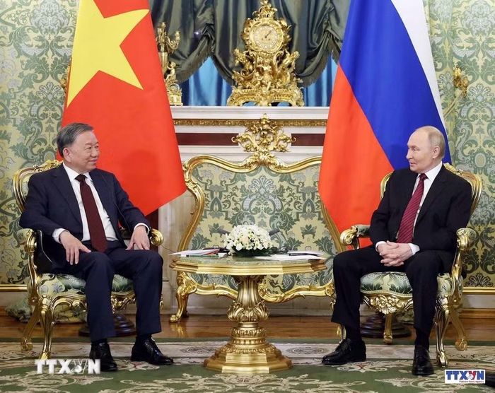 Trong chương trình thăm chính thức Liên bang Nga, trưa 10/5/2025, tại Điện Kremlin ở thủ đô Moskva, Tổng Bí thư Tô Lâm hội đàm hẹp với Tổng thống Liên bang Nga Vladimir Putin. (Ảnh: Thống Nhất/TTXVN)