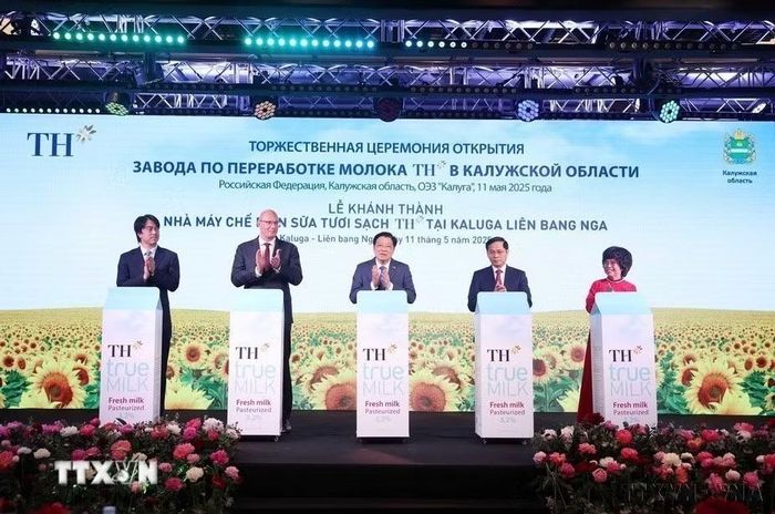 Các đại biểu thực hiện nghi thức khánh thành Nhà máy chế biến sữa tươi sạch TH của Tập đoàn TH tại tỉnh Kaluga, Liên bang Nga (tháng 5/2025). (Ảnh: Thống Nhất/TTXVN)