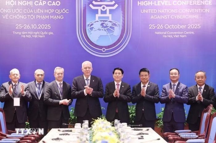 Chủ tịch nước Lương Cường tiếp Tổng Công tố Nga Alexander Vladimirovich Gutsan sang Việt Nam tham dự Lễ mở ký và Hội nghị cấp cao Công ước của Liên hợp quốc về Chống tội phạm mạng (Công ước Hà Nội, tháng 10/2025). (Ảnh: Lâm Khánh/TTXVN)