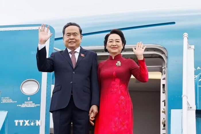 Chủ tịch Quốc hội Trần Thanh Mẫn và Phu nhân rời Hà Nội, lên đường thăm chính thức Hàn Quốc và Mông Cổ. (Ảnh: Doãn Tấn/TTXVN)