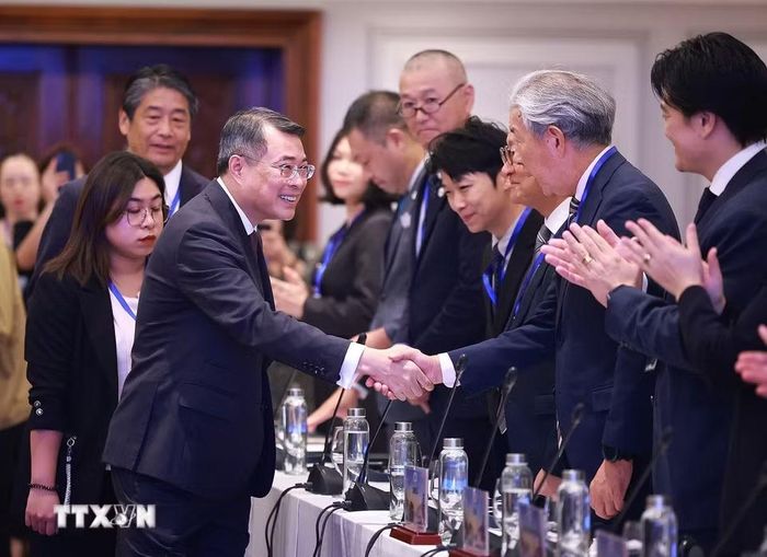 Thủ tướng Lê Minh Hưng với đại diện lãnh đạo các doanh nghiệp Nhật Bản tại Việt Nam. (Ảnh: Dương Giang/TTXVN)