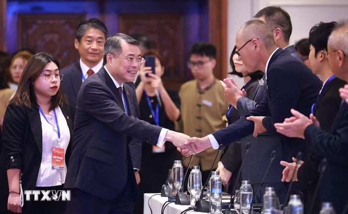 Thủ tướng Lê Minh Hưng với đại diện lãnh đạo các doanh nghiệp Nhật Bản tại Việt Nam. (Ảnh: Dương Giang/TTXVN)