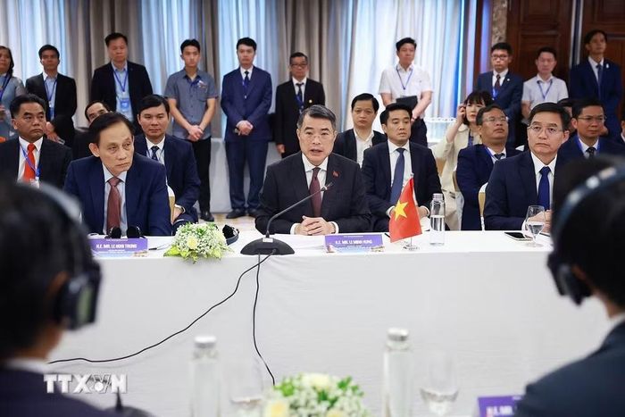 Thủ tướng Lê Minh Hưng làm việc với Đoàn đại biểu địa phương Nhật Bản. (Ảnh: Dương Giang/TTXVN)