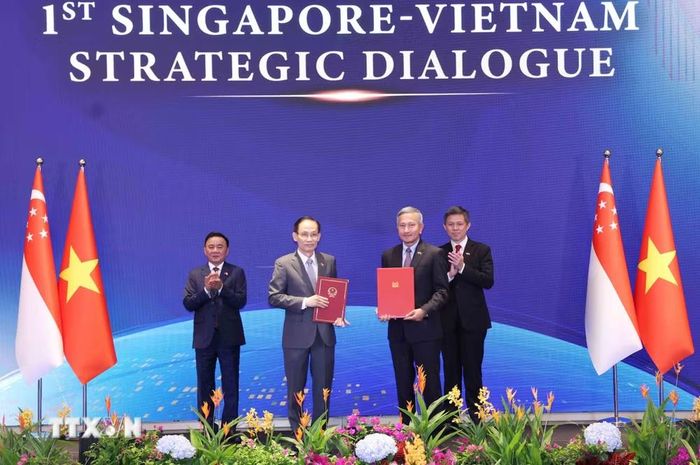 Ủy viên Bộ Chính trị, Bộ trưởng Ngoại giao Lê Hoài Trung và Bộ trưởng Ngoại giao Singapore Vivian Balakrishnan trao Tuyên bố chung về Chiến lược Kết nối Công nghệ Việt Nam-Singapore. (Ảnh: Phương Hoa/TTXVN)