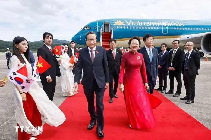 Chủ tịch Quốc hội Trần Thanh Mẫn và Phu nhân đến Seoul, bắt đầu thăm chính thức Hàn Quốc. (Ảnh: Doãn Tấn/TTXVN)