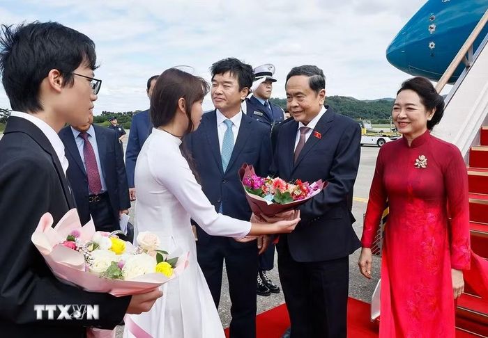 Chủ tịch Quốc hội Trần Thanh Mẫn và Phu nhân đến thủ đô Seoul, bắt đầu thăm chính thức Hàn Quốc. (Ảnh: Doãn Tấn/TTXVN)