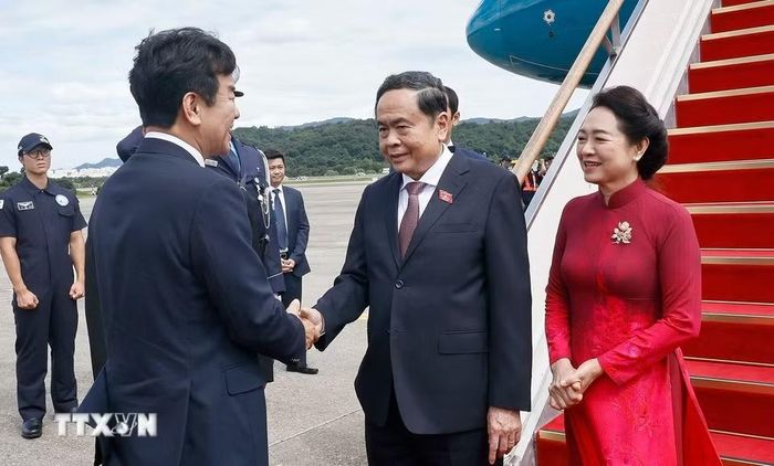 Chủ tịch Nhóm Nghị sỹ Hữu nghị Hàn Quốc-Việt Nam Moon Jin-seok đón Chủ tịch Quốc hội Trần Thanh Mẫn và Phu nhân tại sân bay Seongnam, Seoul. (Ảnh: Doãn Tấn/TTXVN)