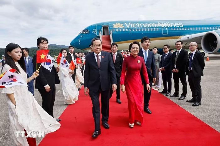 Chủ tịch Quốc hội Trần Thanh Mẫn và Phu nhân đến Seoul, bắt đầu thăm chính thức Hàn Quốc. (Ảnh: Doãn Tấn/TTXVN) ​
