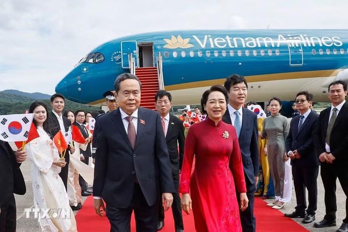 Chủ tịch Quốc hội Trần Thanh Mẫn và Phu nhân đến Seoul, bắt đầu thăm chính thức Hàn Quốc. (Ảnh: Doãn Tấn/TTXVN) ​