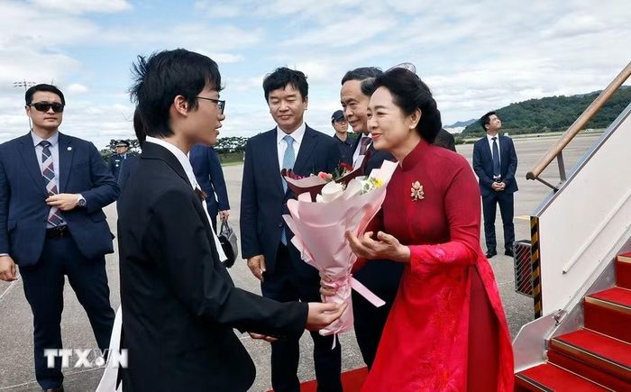 Chủ tịch Quốc hội Trần Thanh Mẫn và Phu nhân đến thủ đô Seoul, bắt đầu thăm chính thức Hàn Quốc. (Ảnh: Doãn Tấn/TTXVN)