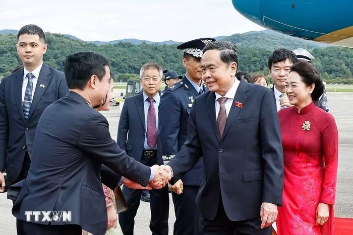 Chủ tịch Quốc hội Trần Thanh Mẫn và Phu nhân đến thủ đô Seoul, bắt đầu thăm chính thức Hàn Quốc. (Ảnh: Doãn Tấn/TTXVN)