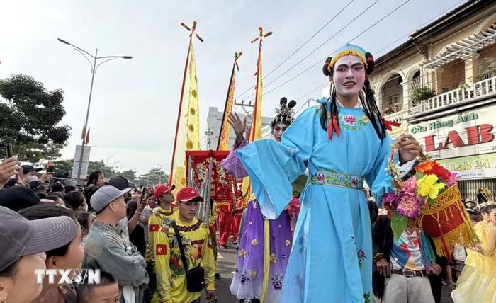 Các nhân vật hóa trang trong lễ hội giao lưu với người dân địa phương và du khách. (Ảnh: Hồng Hiếu/TTXVN)