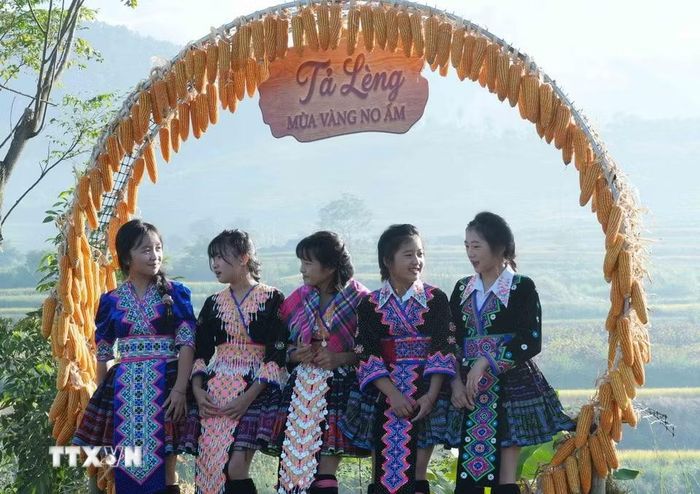 Thiếu nữ Mông với trang phục truyền thống đi chơi Ngày hội “Mùa vàng Tả Lèng - Hương lúa giữa non cao”. (Ảnh: Nguyễn Oanh/TTXVN).