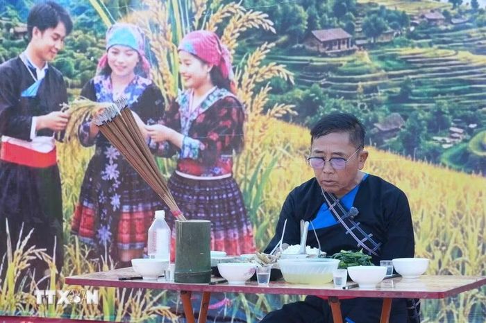 Thầy cúng thực hiện nghi thức trong Lễ cúng cơm mới tại lễ hội. (Ảnh: Nguyễn Oanh/TTXVN).