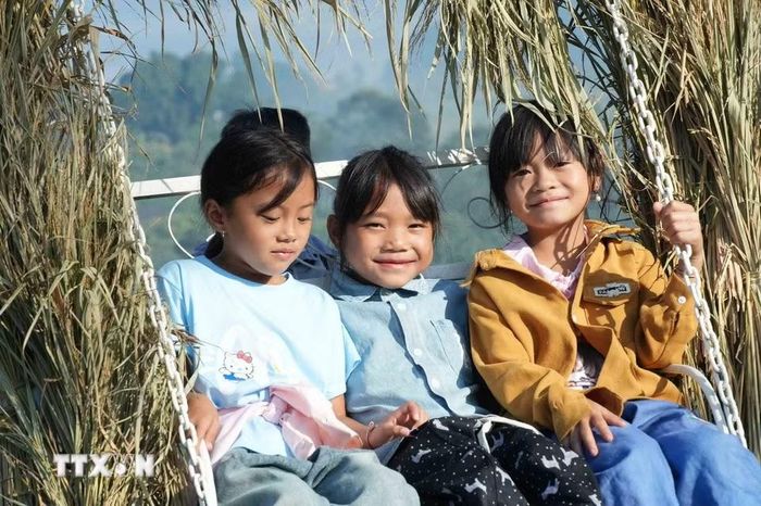Trẻ em bản Mông Tả Lèng. (Ảnh: Nguyễn Oanh/TTXVN).