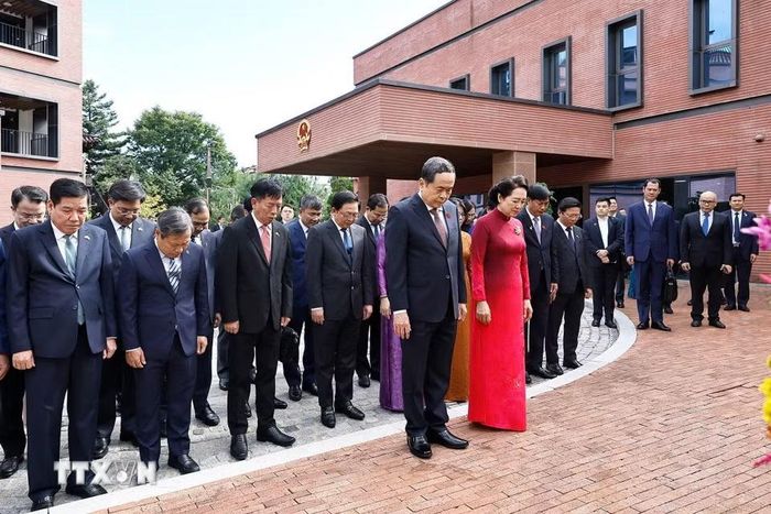 Chủ tịch Quốc hội Trần Thanh Mẫn và Phu nhân cùng Đoàn đại biểu cấp cao Việt Nam dâng hoa tại Tượng đài Chủ tịch Hồ Chí Minh trong Đại sứ quán Việt Nam tại Hàn Quốc. (Ảnh: Doãn Tấn/TTXVN)