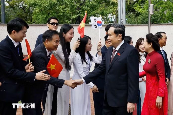 Chủ tịch Quốc hội Trần Thanh Mẫn và Phu nhân gặp gỡ cán bộ Đại sứ quán và cộng đồng người Việt Nam tại Hàn Quốc. (Ảnh: Doãn Tấn/TTXVN)