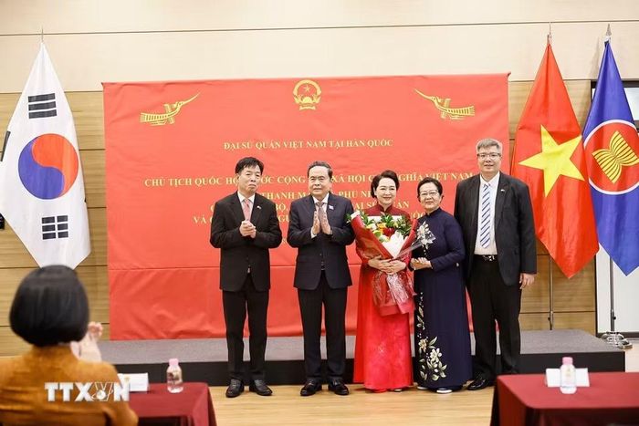 Cộng đồng người Việt Nam tại Hàn Quốc tặng hoa Chủ tịch Quốc hội Trần Thanh Mẫn và Phu nhân. (Ảnh: Doãn Tấn/TTXVN)