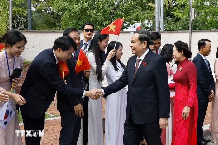 Chủ tịch Quốc hội Trần Thanh Mẫn và Phu nhân gặp gỡ cán bộ Đại sứ quán và cộng đồng người Việt Nam tại Hàn Quốc. (Ảnh: Doãn Tấn/TTXVN)