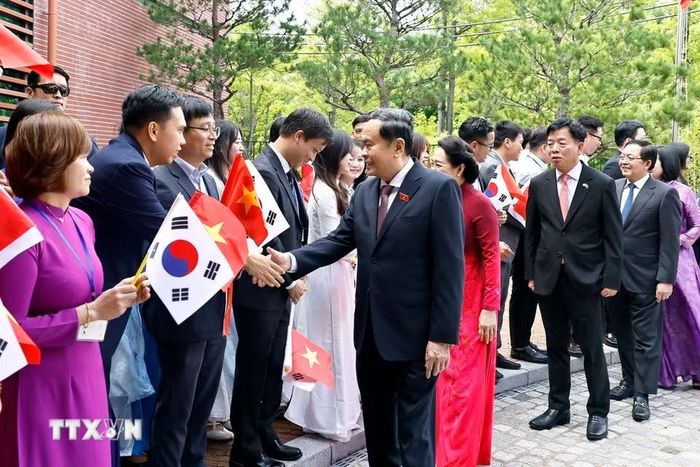 Chủ tịch Quốc hội Trần Thanh Mẫn và Phu nhân gặp gỡ cán bộ Đại sứ quán và cộng đồng người Việt Nam tại Hàn Quốc. (Ảnh: Doãn Tấn/TTXVN)