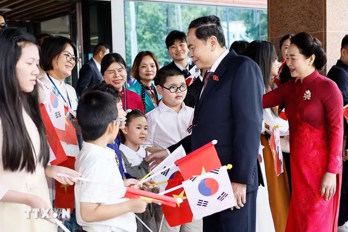 Chủ tịch Quốc hội Trần Thanh Mẫn và Phu nhân gặp gỡ cán bộ Đại sứ quán và cộng đồng người Việt Nam tại Hàn Quốc. (Ảnh: Doãn Tấn/TTXVN)