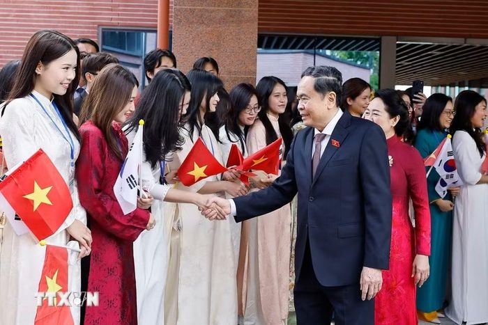 Chủ tịch Quốc hội Trần Thanh Mẫn và Phu nhân gặp gỡ cán bộ Đại sứ quán và cộng đồng người Việt Nam tại Hàn Quốc. (Ảnh: Doãn Tấn/TTXVN)