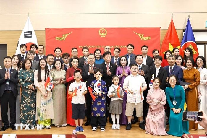 Chủ tịch Quốc hội Trần Thanh Mẫn với đại diện cộng đồng người Việt Nam tại Hàn Quốc. (Ảnh: Doãn Tấn/TTXVN)