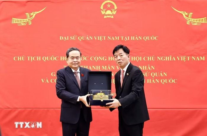 Chủ tịch Quốc hội Trần Thanh Mẫn tặng quà lưu niệm cho Đại sứ quán Việt Nam tại Hàn Quốc. (Ảnh: Doãn Tấn/TTXVN)