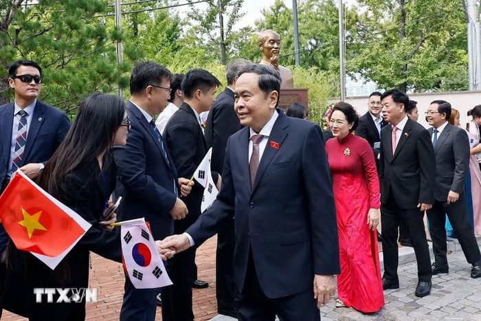 Chủ tịch Quốc hội Trần Thanh Mẫn và Phu nhân gặp gỡ cán bộ Đại sứ quán và cộng đồng người Việt Nam tại Hàn Quốc. (Ảnh: Doãn Tấn/TTXVN)