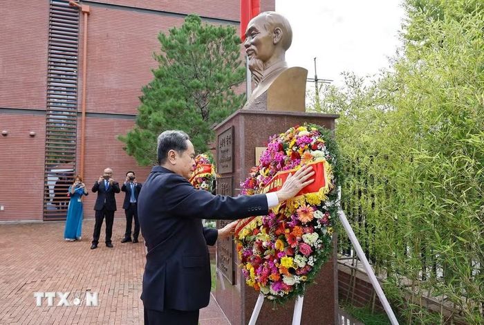 Chủ tịch Quốc hội Trần Thanh Mẫn dâng hoa tại Tượng đài Chủ tịch Hồ Chí Minh trong Đại sứ quán Việt Nam tại Hàn Quốc. (Ảnh: Doãn Tấn/TTXVN)