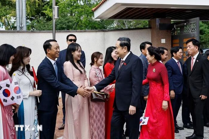Chủ tịch Quốc hội Trần Thanh Mẫn và Phu nhân gặp gỡ cán bộ Đại sứ quán và cộng đồng người Việt Nam tại Hàn Quốc. (Ảnh: Doãn Tấn/TTXVN)