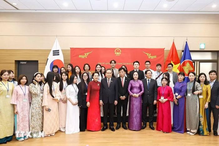 Chủ tịch Quốc hội Trần Thanh Mẫn với đại diện cộng đồng người Việt Nam tại Hàn Quốc. (Ảnh: Doãn Tấn/TTXVN)