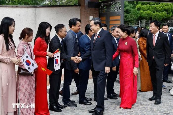 Chủ tịch Quốc hội Trần Thanh Mẫn và Phu nhân gặp gỡ cán bộ Đại sứ quán và cộng đồng người Việt Nam tại Hàn Quốc. (Ảnh: Doãn Tấn/TTXVN)