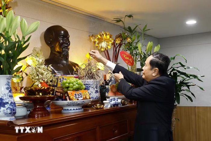 Chủ tịch Quốc hội Trần Thanh Mẫn dâng hương tưởng nhớ Chủ tịch Hồ Chí Minh tại Đại sứ quán Việt Nam tại Hàn Quốc. (Ảnh: Doãn Tấn/ TTXVN)