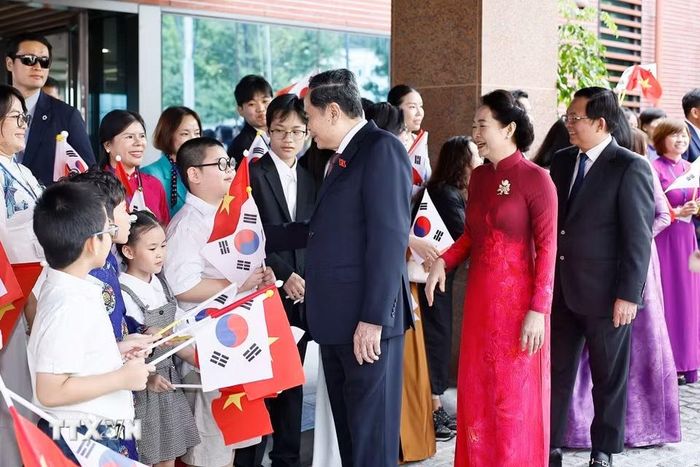 Chủ tịch Quốc hội Trần Thanh Mẫn và Phu nhân gặp gỡ cán bộ Đại sứ quán và cộng đồng người Việt Nam tại Hàn Quốc. (Ảnh: Doãn Tấn/TTXVN)
