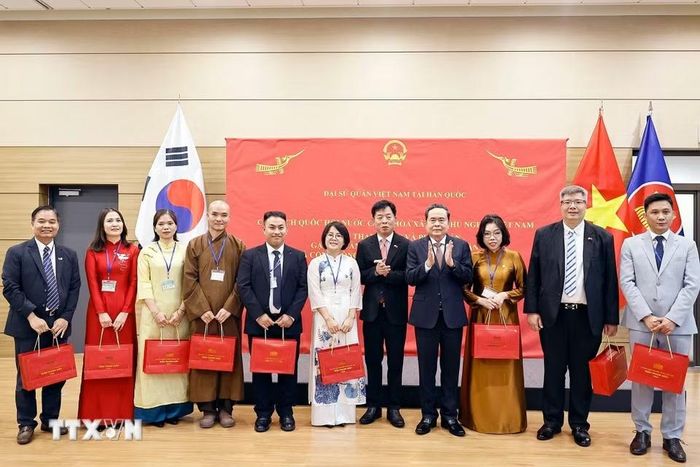 Chủ tịch Quốc hội Trần Thanh Mẫn tặng quà lưu niệm đại diện cộng đồng người Việt Nam tại Hàn Quốc. (Ảnh: Doãn Tấn/TTXVN)