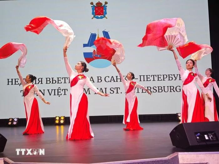 Các tiết mục văn nghệ chào mừng ngày sinh nhật Bác tại Liên bang Nga. (Ảnh: Tâm Hằng/TTXVN)