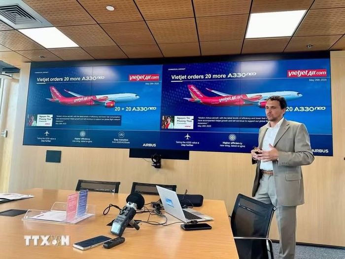 Đại diện tập đoàn Airbus giới thiệu các dòng sản phẩm và chương trình hợp tác với Việt Nam. (Ảnh: Thu Hà/TTXVN)