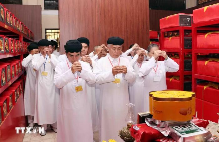 Các tín hữu đồng đạo Cao Đài viếng anh linh các anh hùng liệt sỹ mới được quy tập tại Công viên Lê Thị Riêng. (Ảnh: Xuân Khu/TTXVN)