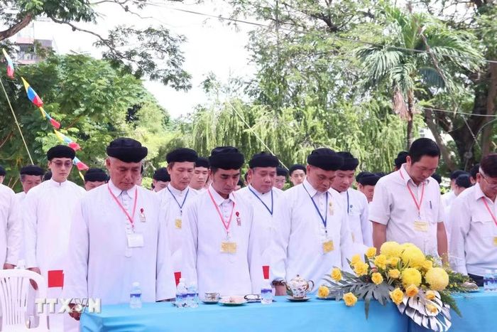 Các tín hữu đạo Cao Đài tưởng niệm các anh hùng liệt sỹ đã hy sinh vì đất nước tại Công viên Lê Thị Riêng. (Ảnh: Xuân Khu/TTXVN)
