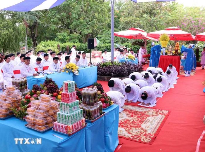 Nghi lễ cầu siêu theo nghi lễ đạo Cao Đài tại lễ cầu siêu các Anh hùng liệt sỹ tại Công viên Lê Thị Riêng. (Ảnh: Xuân Khu/TTXVN)