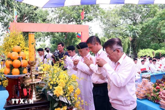 Các đại biểu dâng hương tưởng niệm các anh hùng liệt sỹ đã hy sinh vì đất nước tại Công viên Lê Thị Riêng. (Ảnh: Xuân Khu/TTXVN)