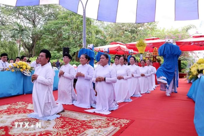 Lễ cầu siêu các Anh hùng liệt sỹ tại Công viên Lê Thị Riêng được tổ chức trang trọng theo nghi lễ đạo giáo Cao Đài. (Ảnh: Xuân Khu/TTXVN)