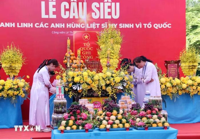 Các nữ tín hữu Cao Đài dâng hoa trong lễ cầu siêu các Anh hùng liệt sỹ tại Công viên Lê Thị Riêng. (Ảnh: Xuân Khu/TTXVN)
