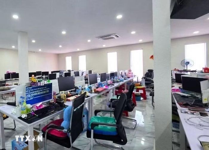 Một tòa nhà được dùng cho hoạt động lừa đảo trực tuyến tại thành phố Poipet. (Ảnh minh hoạ: AKP/TTXVN phát)