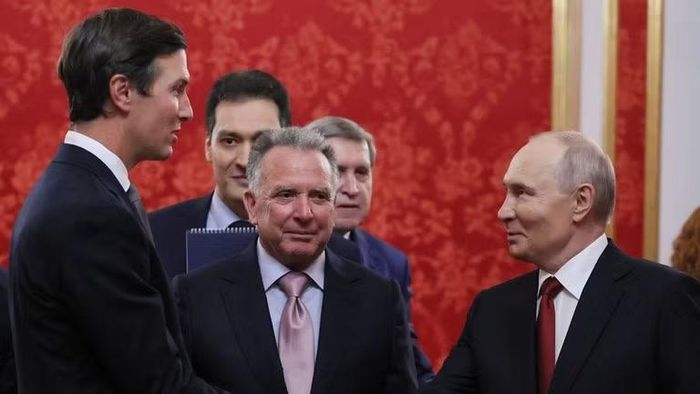 Tổng thống Nga Vladimir Putin gặp gỡ các đặc phái viên của Tổng thống Mỹ Donald Trump là Steve Witkoff và Jared Kushner tại Điện Kremlin. Ảnh: RIA Novosti
