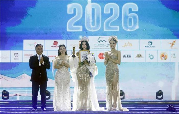 BTC trao Vương miện, Cup cho tân Hoa hậu Ngân hà Việt Nam năm 2026 Dương Phương Thảo.