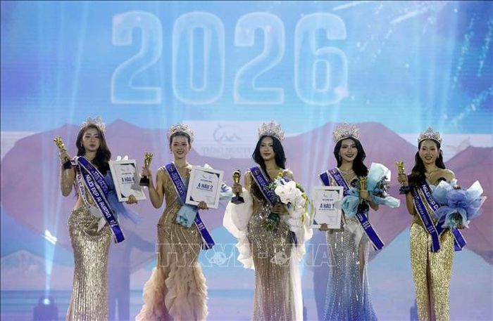 Tân Hoa hậu Dương Phương Thảo (giữa) và 4 Á hậu của Cuộc thi Hoa hậu Ngân hà Việt Nam năm 2026.